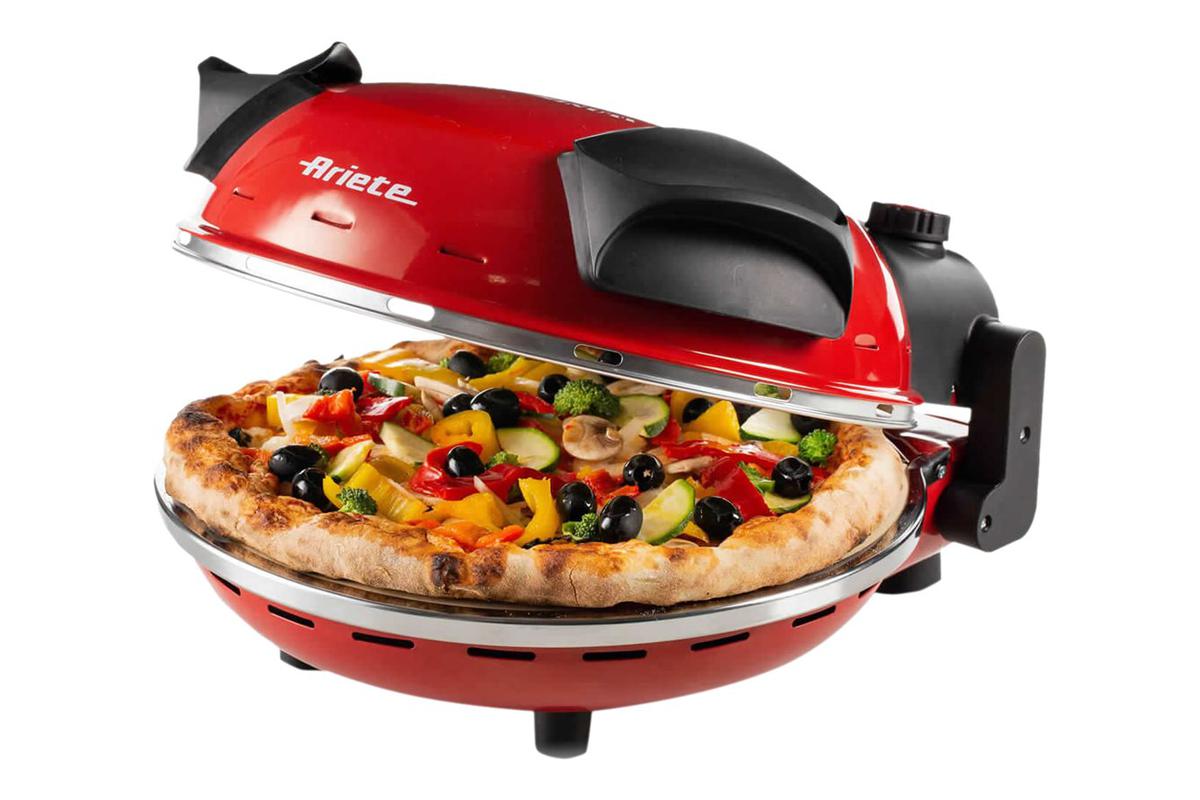 Ariete Pizzamaker i rød. Det er en el pizzaovn der er rund og som mest af alt minder om et vaffeljern.