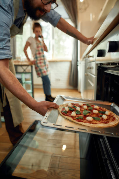 Her kan du læse om markedets forskellige bagestål og blive klogere på bagestål til pizza i ovn