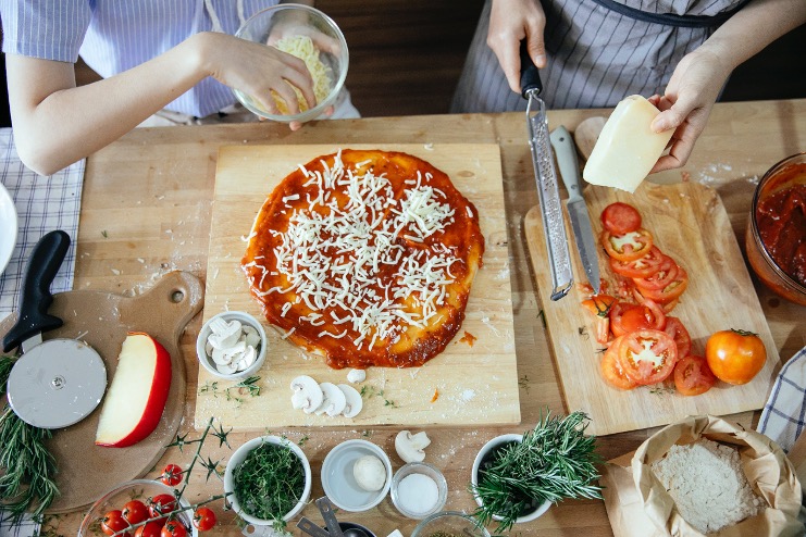 Find lækre køkkenredskaber når du skal igang med pizzabagningen med en elektrisk pizzaovn