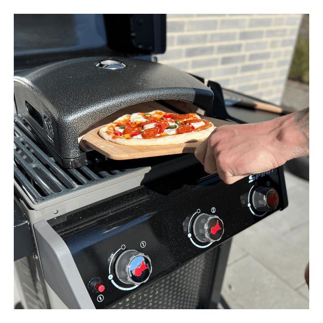 Søger du en pizza ovn til grill så kan Magma pizzaovn til gasgrill måske være din løsning. Billedet illustrerer hvordan pizzaovnen placereres på gasgrillen.