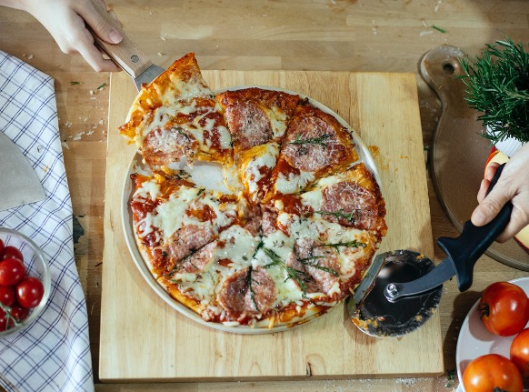 Pizzaskære til deling af pizzaen i slides.