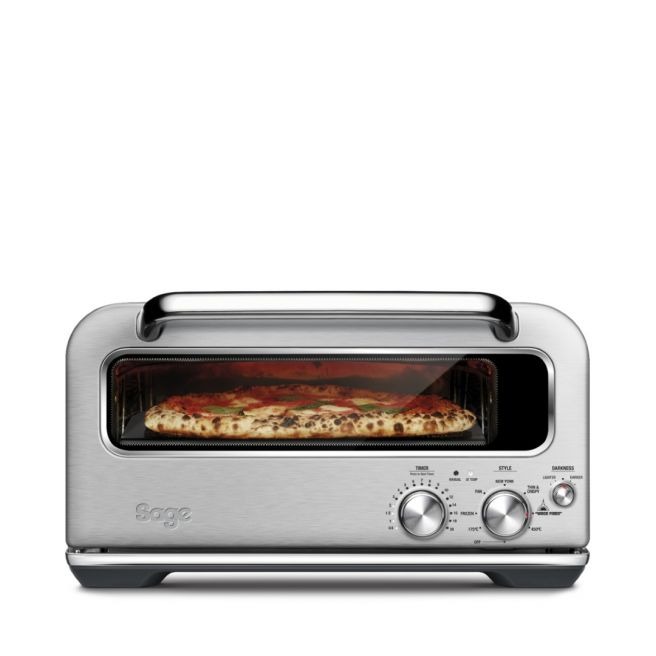 På billedet ses en Sage pizzaaiolo pizzaovn spz 820. Det er en elektrisk pizzaovn der kan bruges indendørs