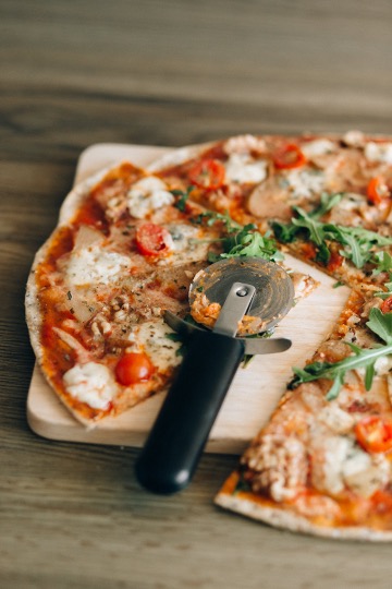 Her kan du få hjælp til at finde den rigtige pizzaskærer. På billedet ses en pizza og en pizzaskærer